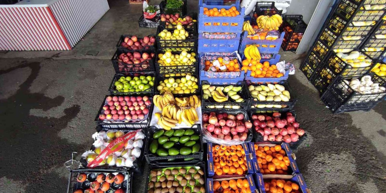 İstanbul’daki meyve ve sebze tezgahlarında bolluk yaşanıyor