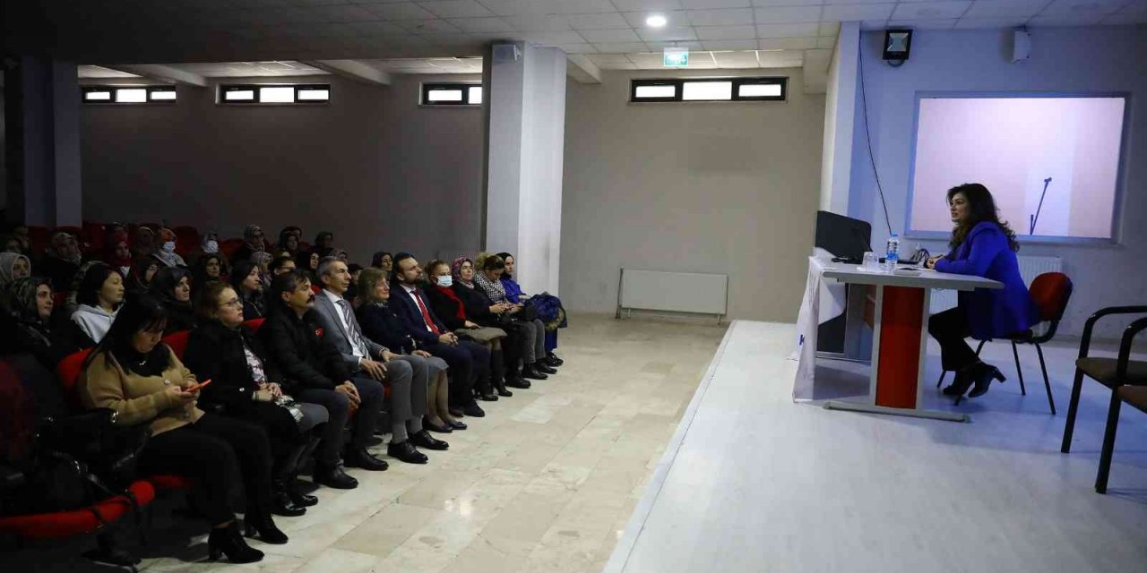Kadınlara sağlıklı beslenme ve doğru ilaç kullanımı anlatıldı