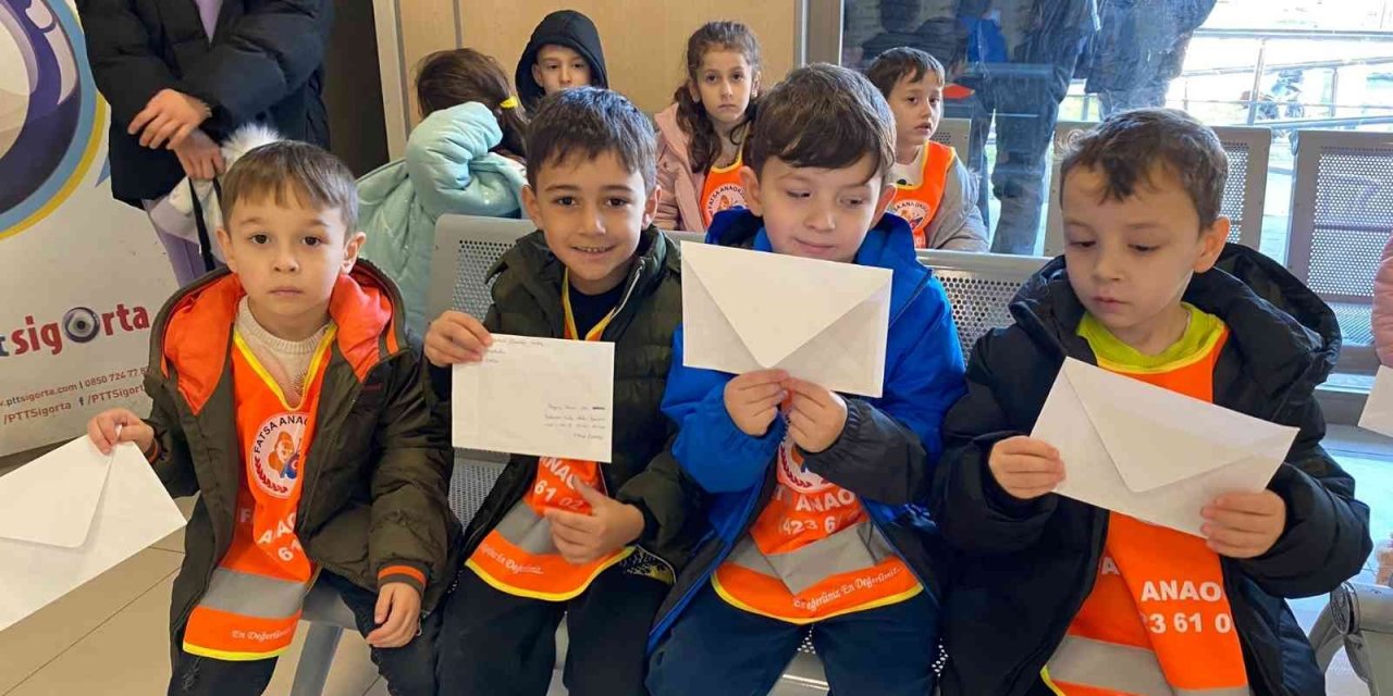 Miniklerden ailelerine yılbaşı kartı