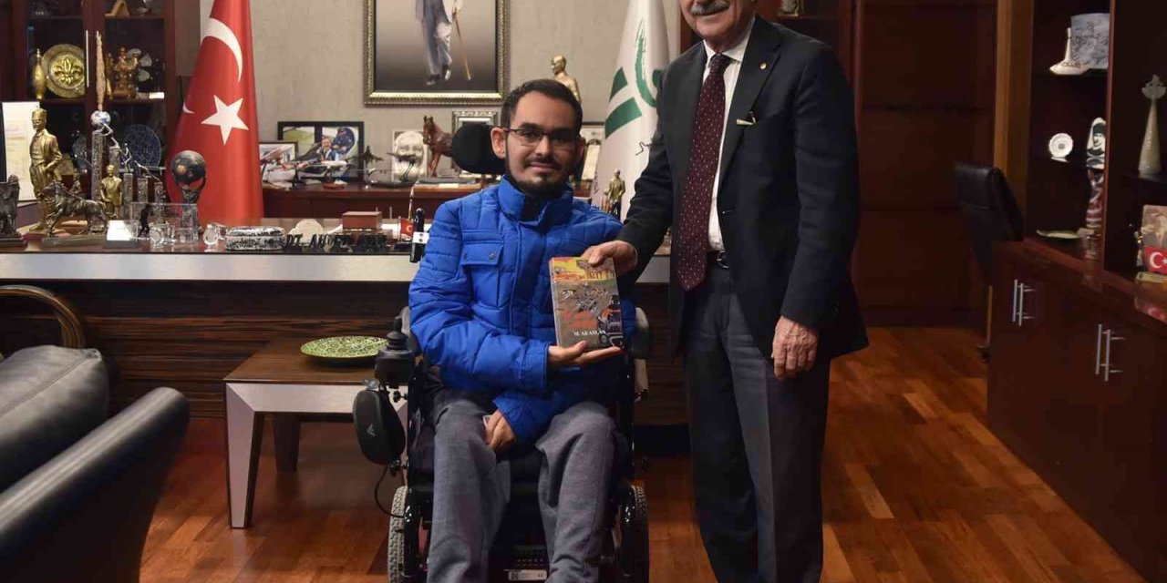 Kitabını Başkan Ataç’a armağan etti