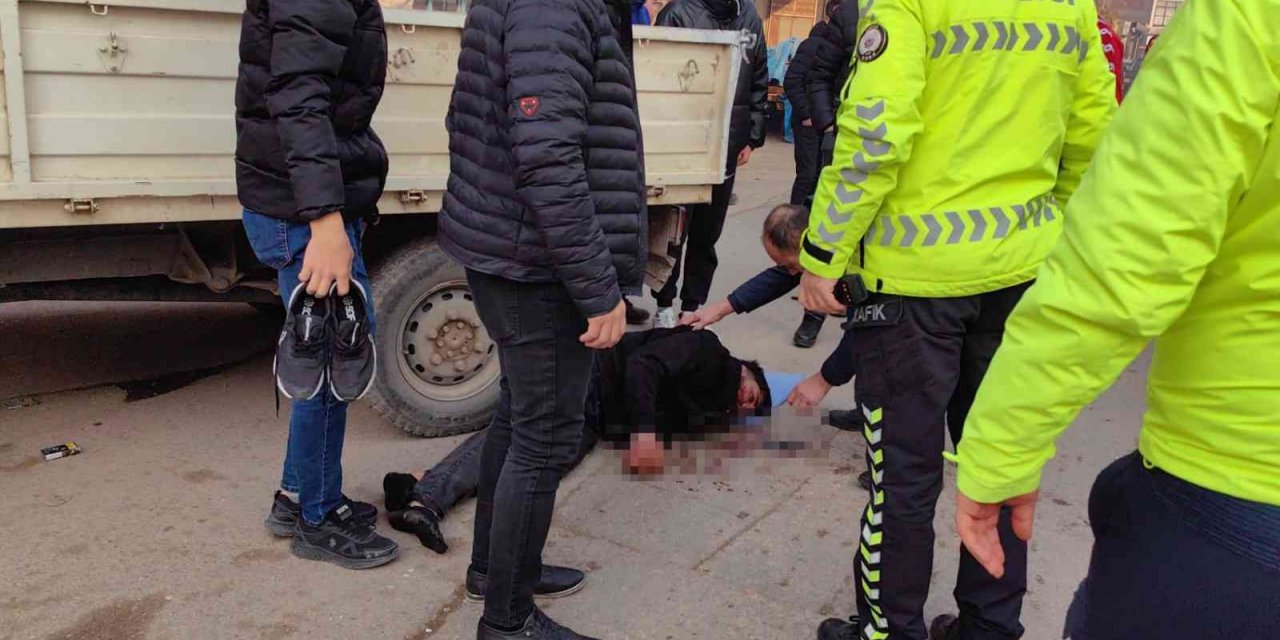 Park halindeki kamyonete çarpan sürücü ağır yaralandı