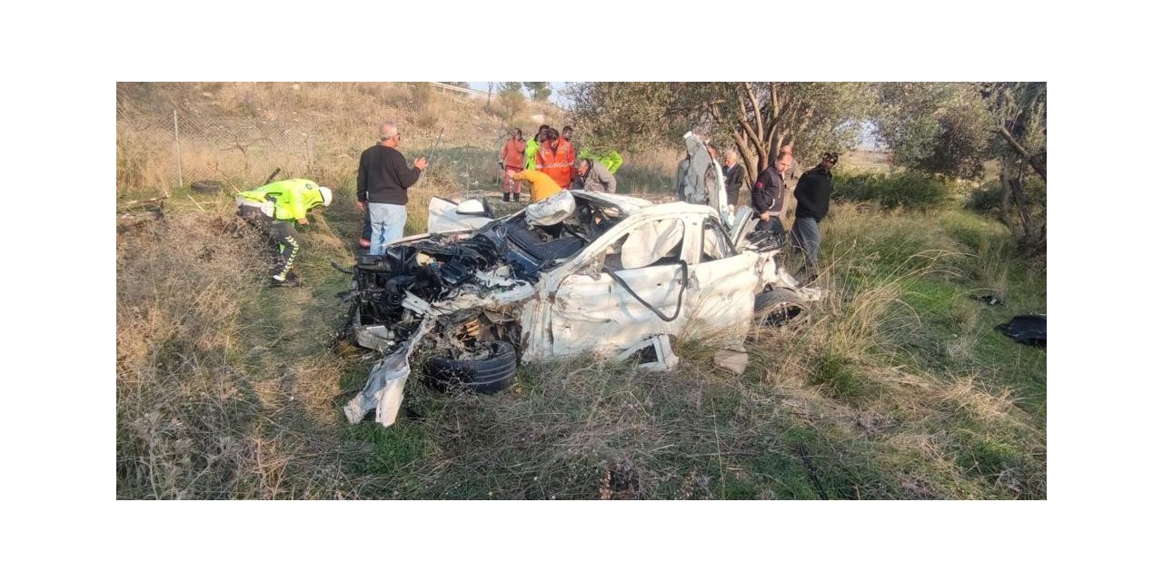 Kaza yapan araç hurdaya döndü, içindekiler yaralı kurtuldu