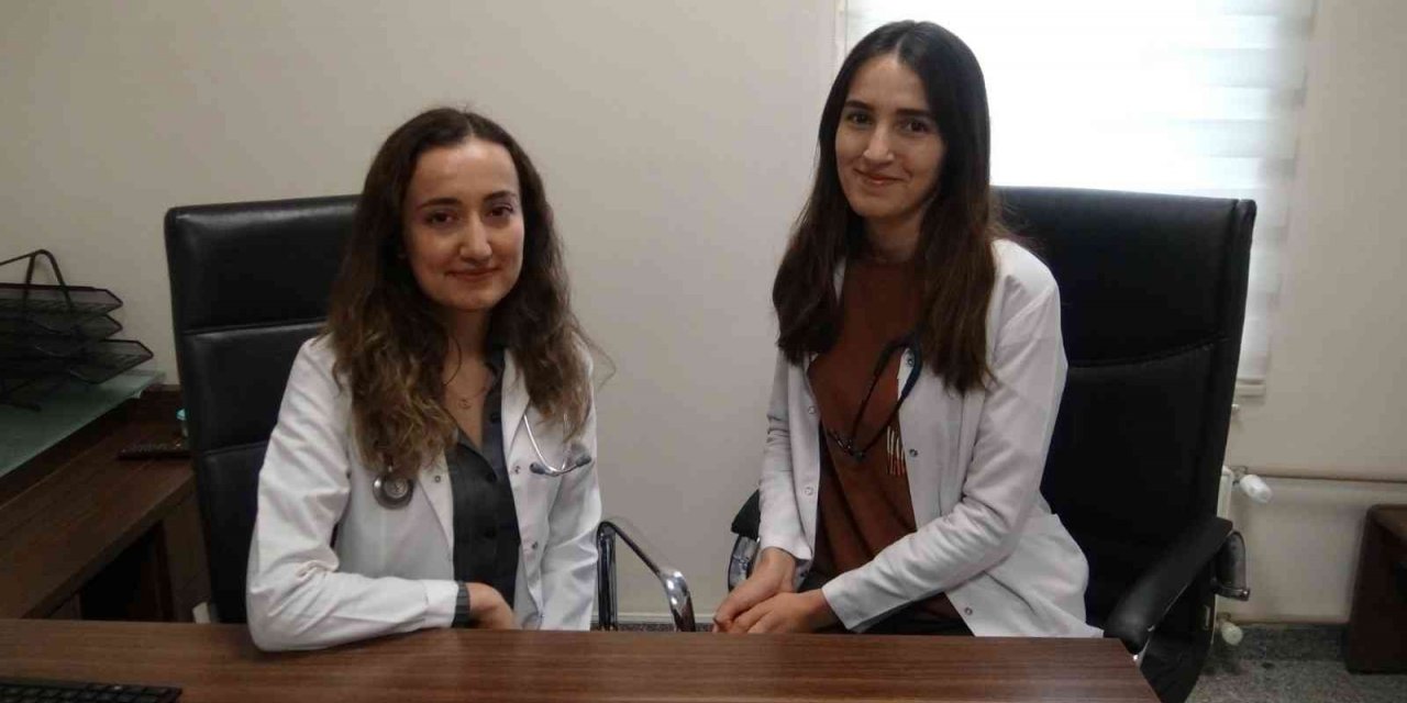 Doktor kardeşler aynı hastanede hizmet veriyor