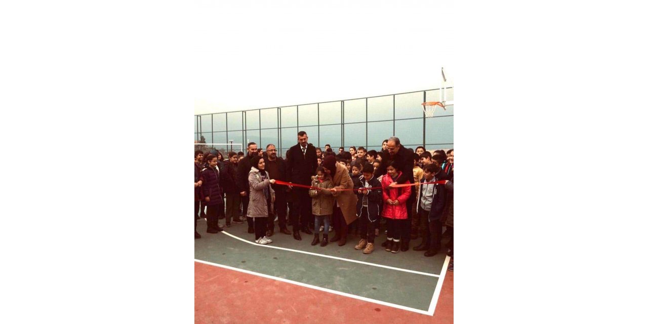 Halı saha açılış kurdelesini öğrenciler kesti