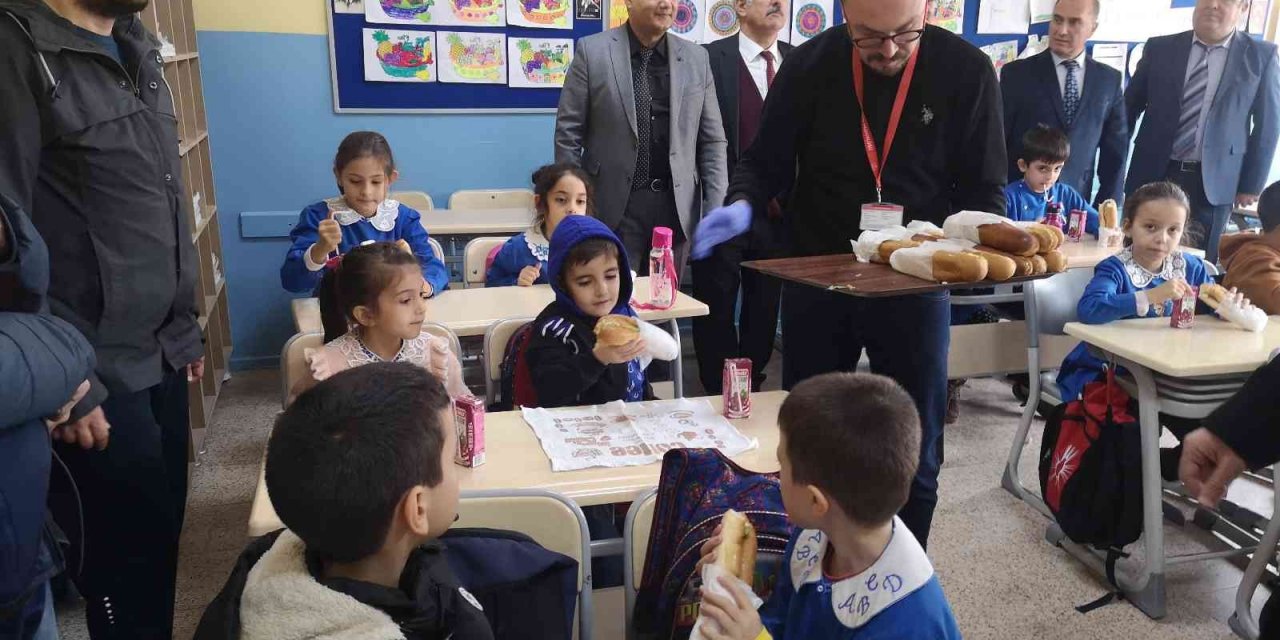 "Balık Sağlıktır, Balık Başarıdır" sloganıyla öğrencilere balık ekmek dağıtıldı