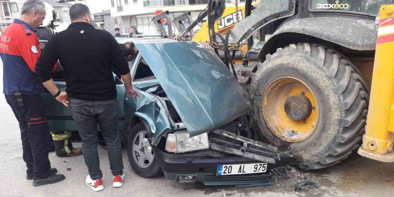 Kepçe ile çarpışan otomobil hurdaya döndü: 2 yaralı