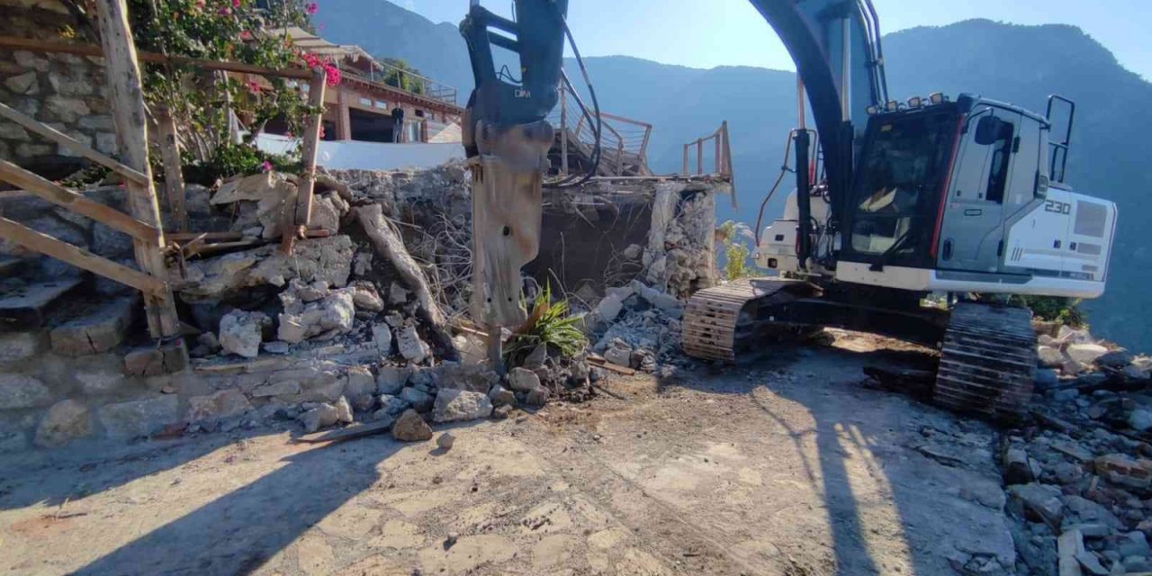 Fethiye’deki kaçak yapılar yıkıldı