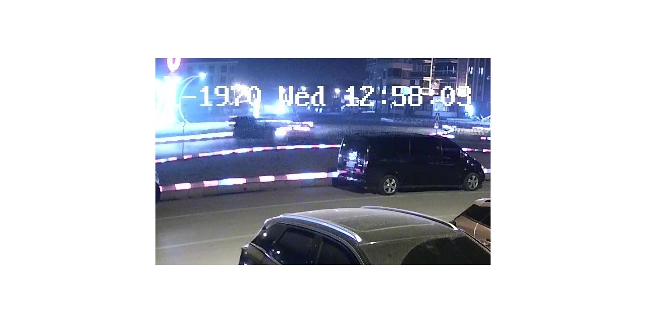 Otomobil ile hafif ticari aracın çarpıştığı kaza kamerada