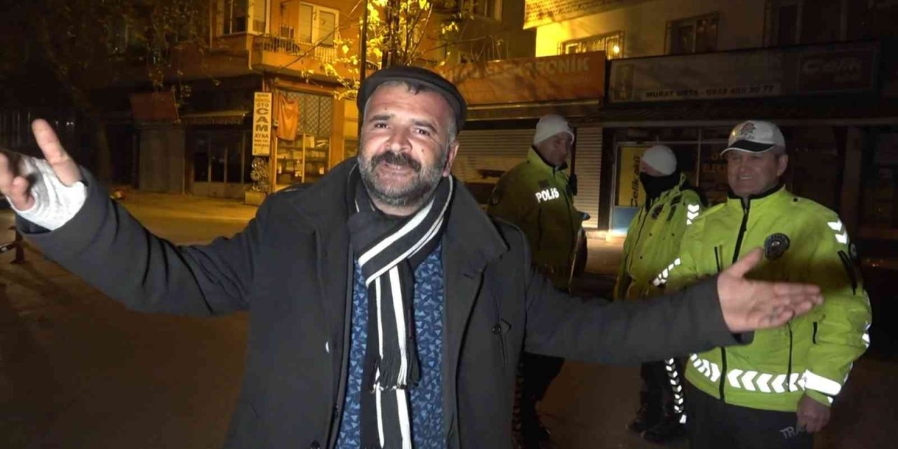 Alkollü arkadaşına ceza yağdı, o ise mini konser verdi