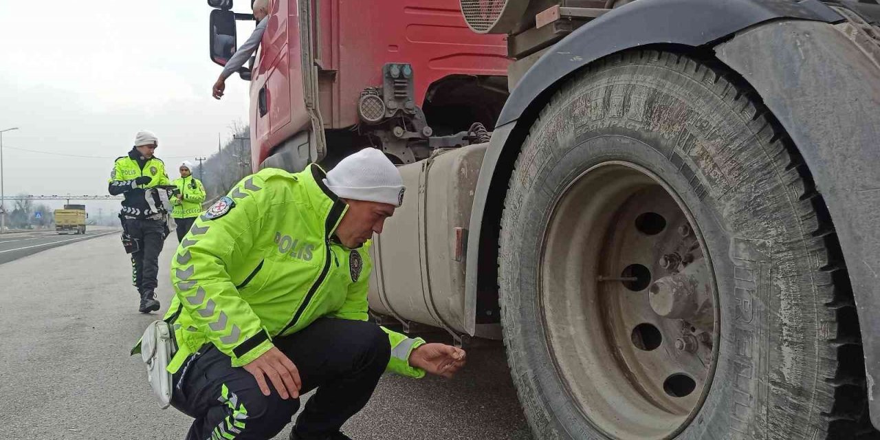 Polis ekiplerinden Bolu Dağı’nda kış lastiği uygulaması