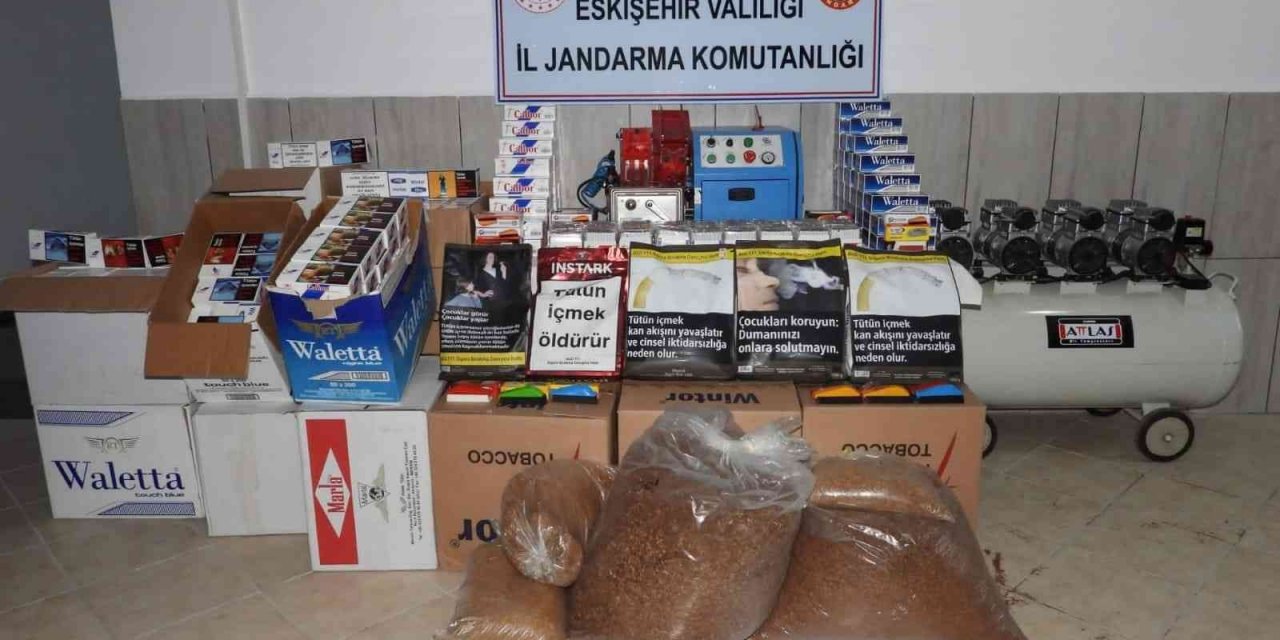 Kaçak sigara satışı yapan karı-koca jandarma tarafından yakalandı