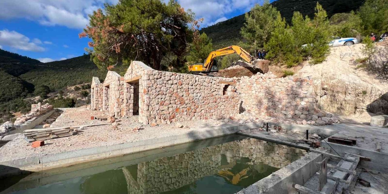 Antalya’nın Kaş ilçesinde 12 kaçak yapı yıkıldı