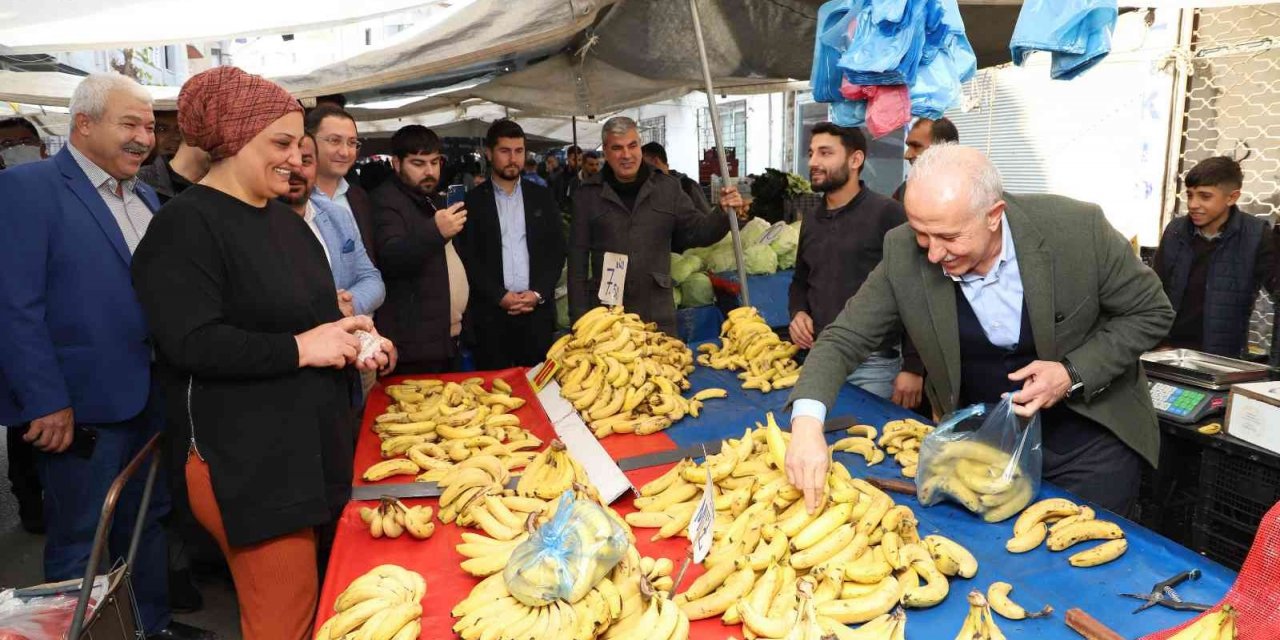 Başkan Gültak pazarda muz satışı yaptı, vatandaşla okey oynadı