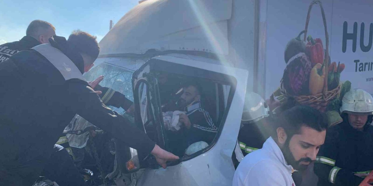 Hurdaya dönen kamyonette sıkışan şoförü itfaiye kurtardı