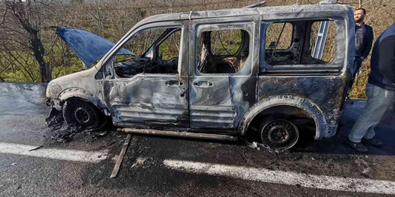 Seyir halindeki araç yandı