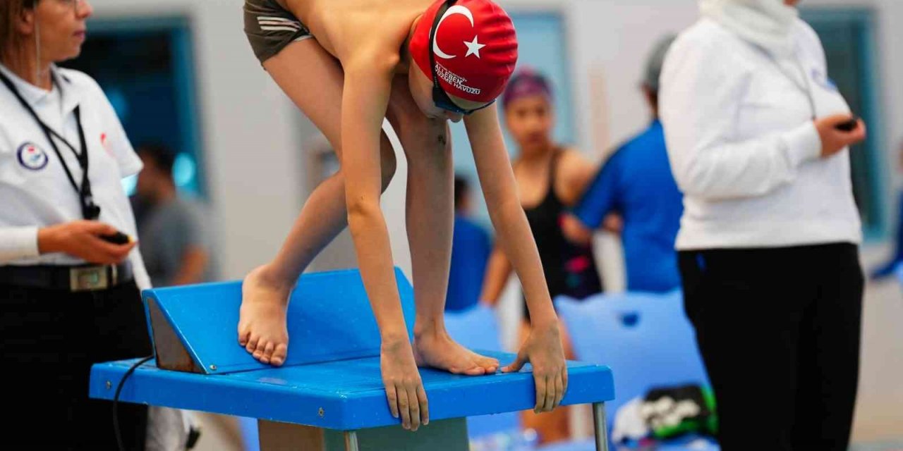 555 sporcu, kurtuluş günü için kulaç atıyor