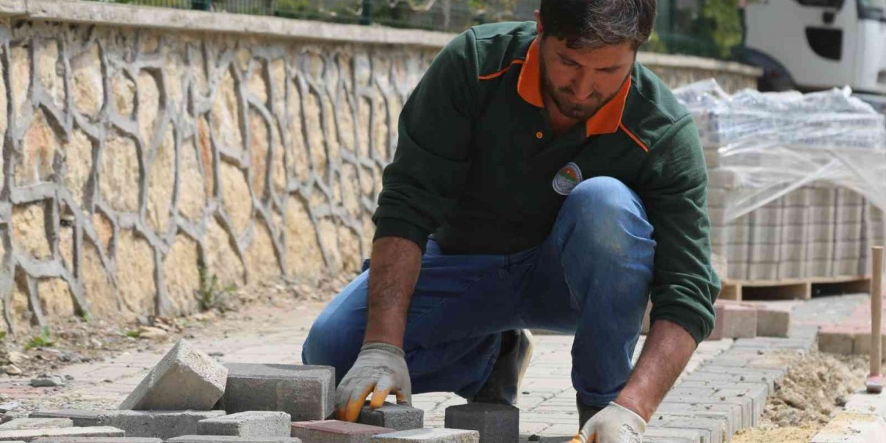 Toroslar Belediyesi, kendi imalatı kilit parke taşlarıyla yolları döşüyor