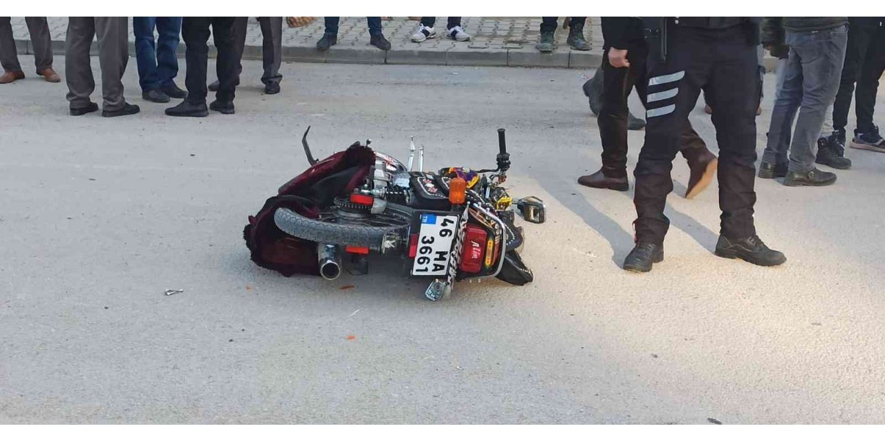 Otomobille çarpışan motosiklet sürücüsü ağır yaralandı