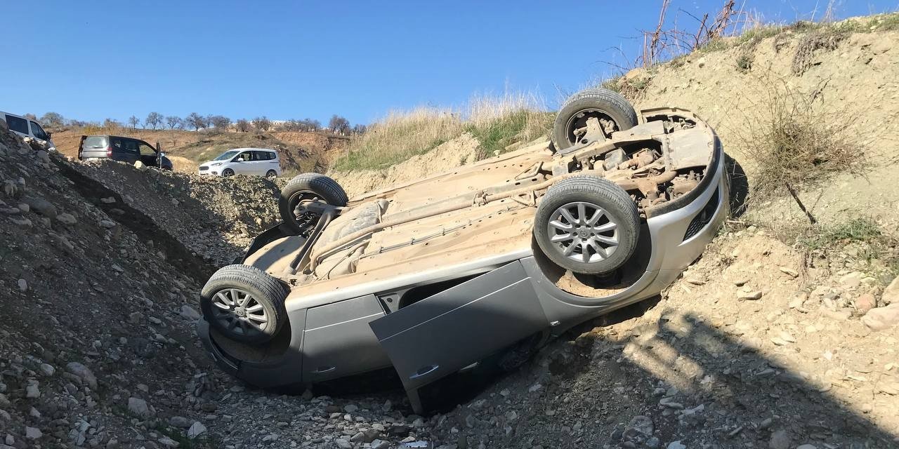 Otomobil şarampole devrildi: 4 yaralı