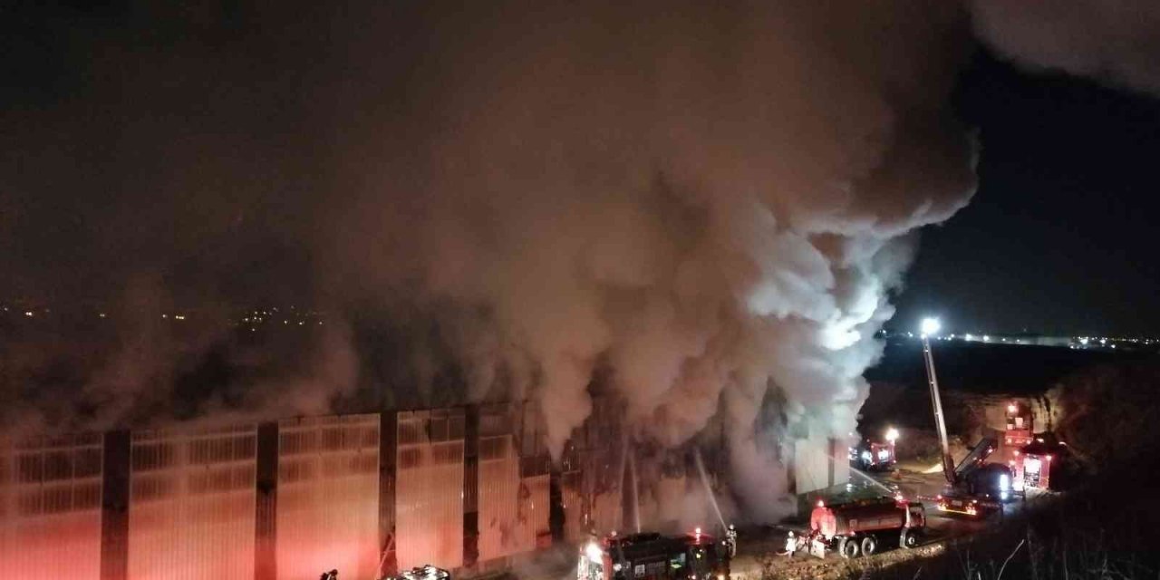 Tuzla’da geri dönüşüm tesisinde yangın çıktı, dumanlar gökyüzünü kapladı