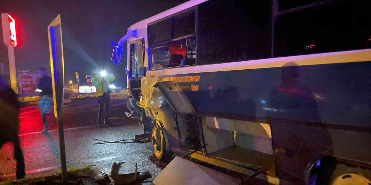 Kamyonetle halk otobüsü çarpıştı: 4 yaralı