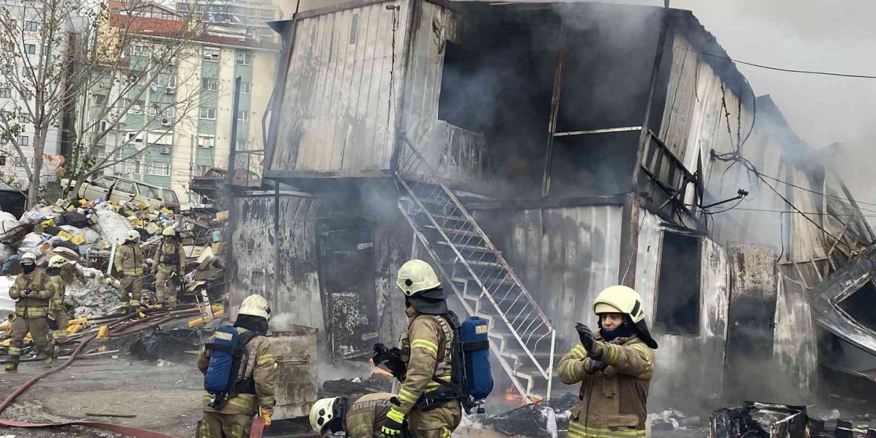 İstanbul Maltepe’de işçilerin kaldığı konteynerde yangın çıktı. Olay yerine çok sayıda itfaiye ekibi sevk edildi.