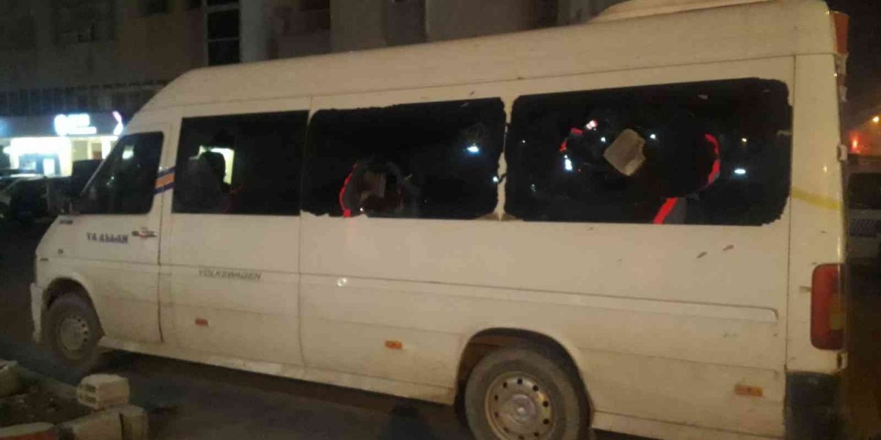 Öfkeli kadın telefonda tartıştığı adamın minibüsünü kaldırım taşlarıyla parçaladı