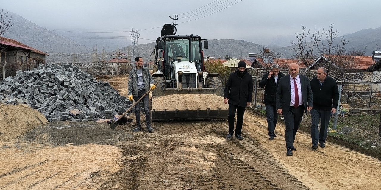 Doğanşehir’de kilitli parke taş çalışmalarına hız verildi