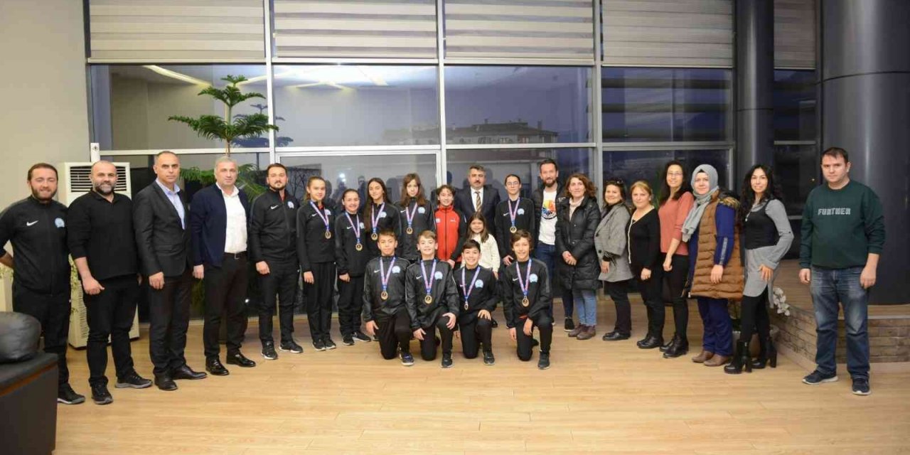 Başkan Yılmaz şampiyonları ağırladı