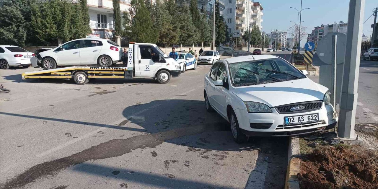 İki otomobil çarpıştı: 2 yaralı