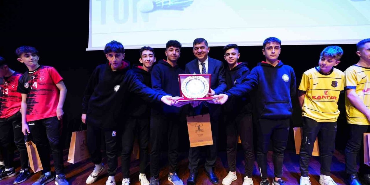 Kurtuluş kupalarında ödül mutluluğu yaşandı