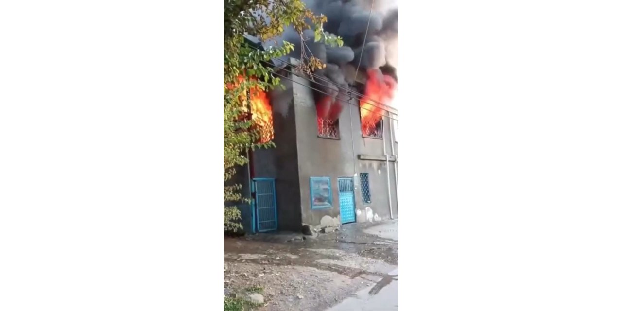 Elektrikli sobadan çıkan yangında 2 katlı ev alevlere teslim oldu