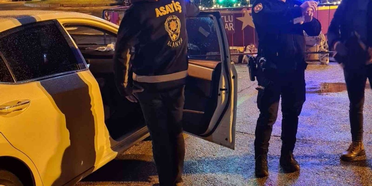 Antalya’da 7 ilçede eş zamanlı denetimde, aranan 8 şahıs yakalandı