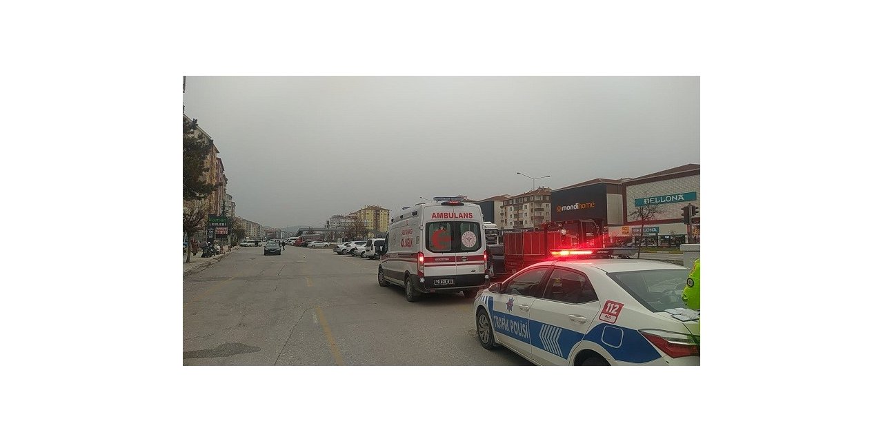 Kamyonet ile motosiklet çarpıştı: 2 yaralı