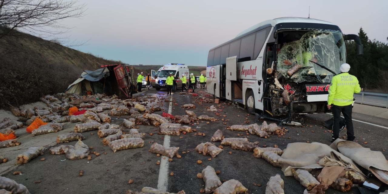 Tekirdağ’da kamyon ile otobüs çarpıştı: 1 ölü, 2 yaralı