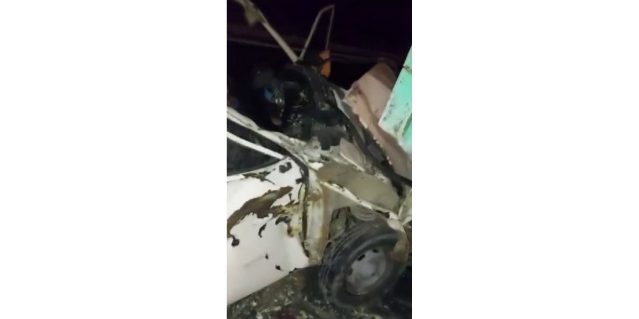 Kamyona arkadan çarpan araç hurdaya döndü: 2 ağır yaralı