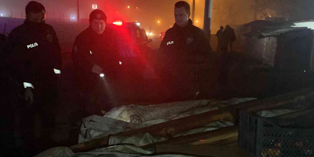 Elektrik direğini çaldılar, polise yakalanacaklarını anlayınca atla kaçtılar