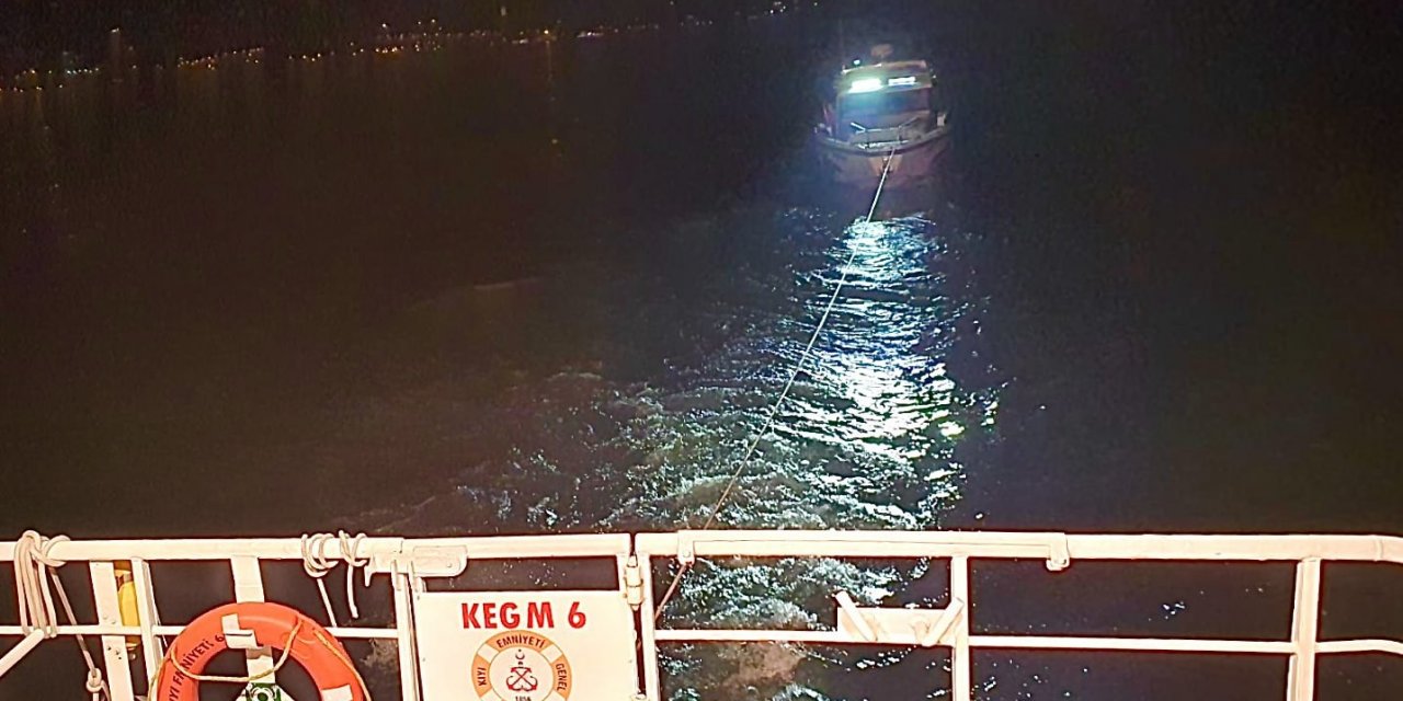 Avcılar Ambarlı önlerinde makine arızası yaşayan tekne kıyıya çekildi