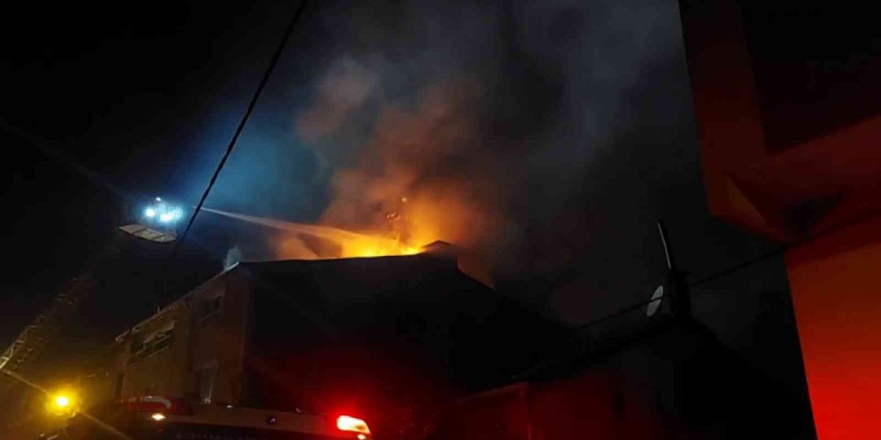 Sultanbeyli’de alevler geceyi aydınlattı: 3 katlı binanın çatısı alevlere teslim oldu