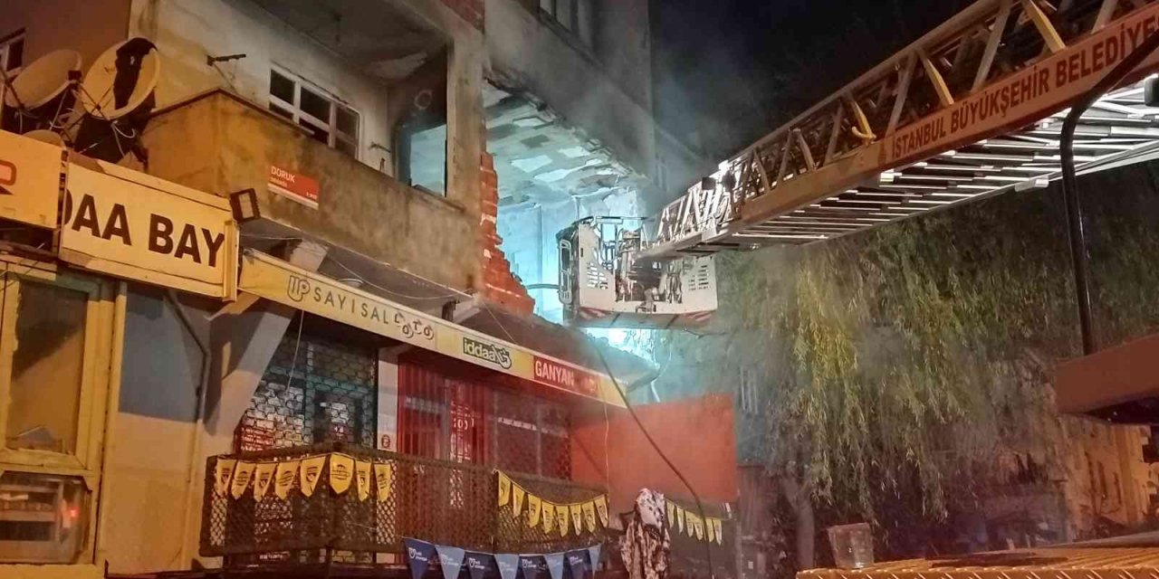 Evi boşaltan kiracı daireyi ateşe verdi, yanan dairede patlama meydana geldi