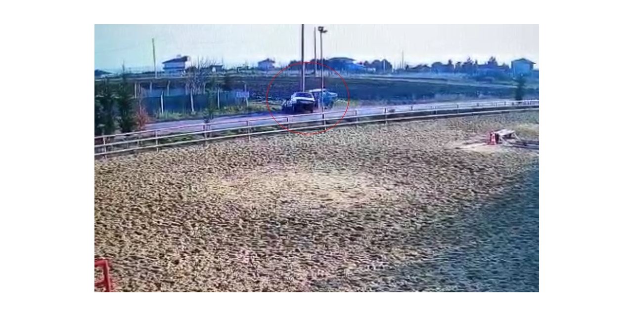 Tekirdağ’da 2 otomobilin çarpışması sonucu 3 kişinin yaralandığı feci kaza kamerada