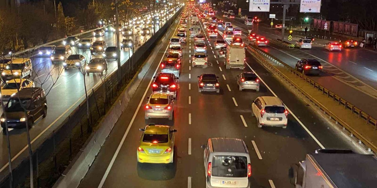 İstanbul’da haftanın ilk iş gününde trafik yoğunluğu oluştu