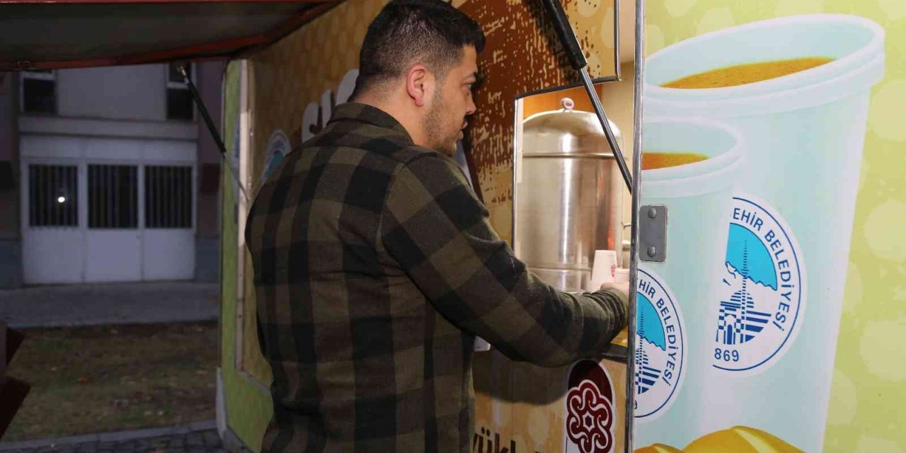 Gençler, Büyükşehir’in ‘bardakta sıcak çorba’ ikramını çok sevdi