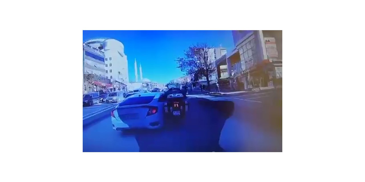 Hatalı şerit değiştirip motosikletliye çarptı, arkasına dahi bakmadan kaçtı
