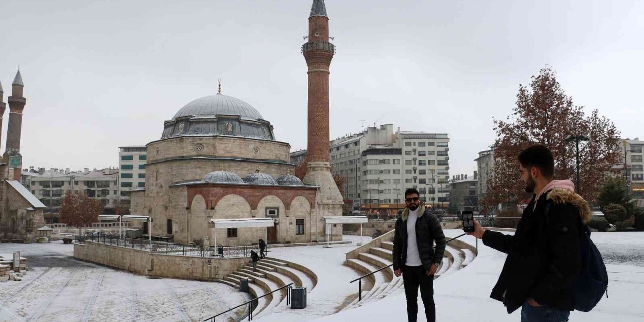 Şehir merkezine mevsimin ilk karı düştü