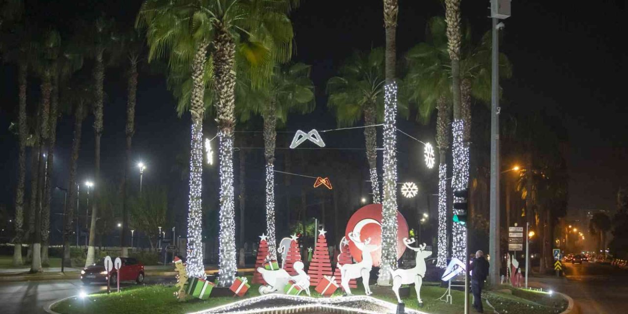 Mersin caddeleri ve sokakları yılbaşı için süslendi