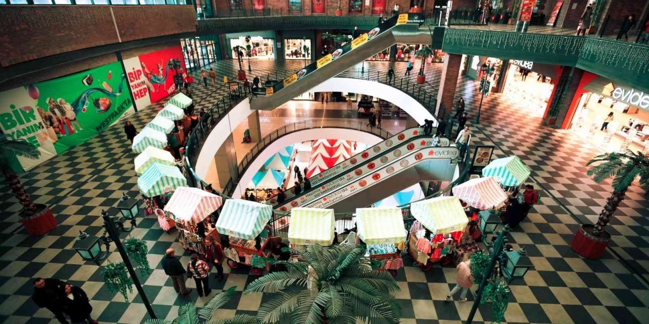 Bayraklı’da kadınlar el emeği ürünlerini satışa sundu