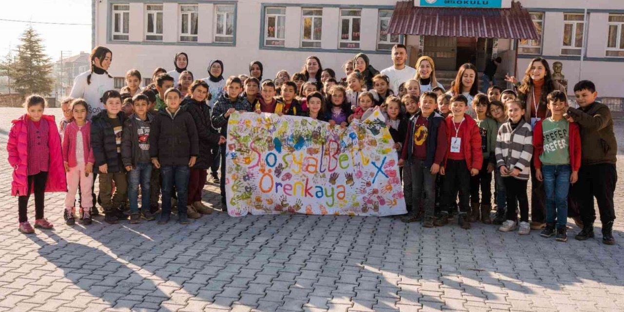 Köy çocuklarına park hediye ettiler