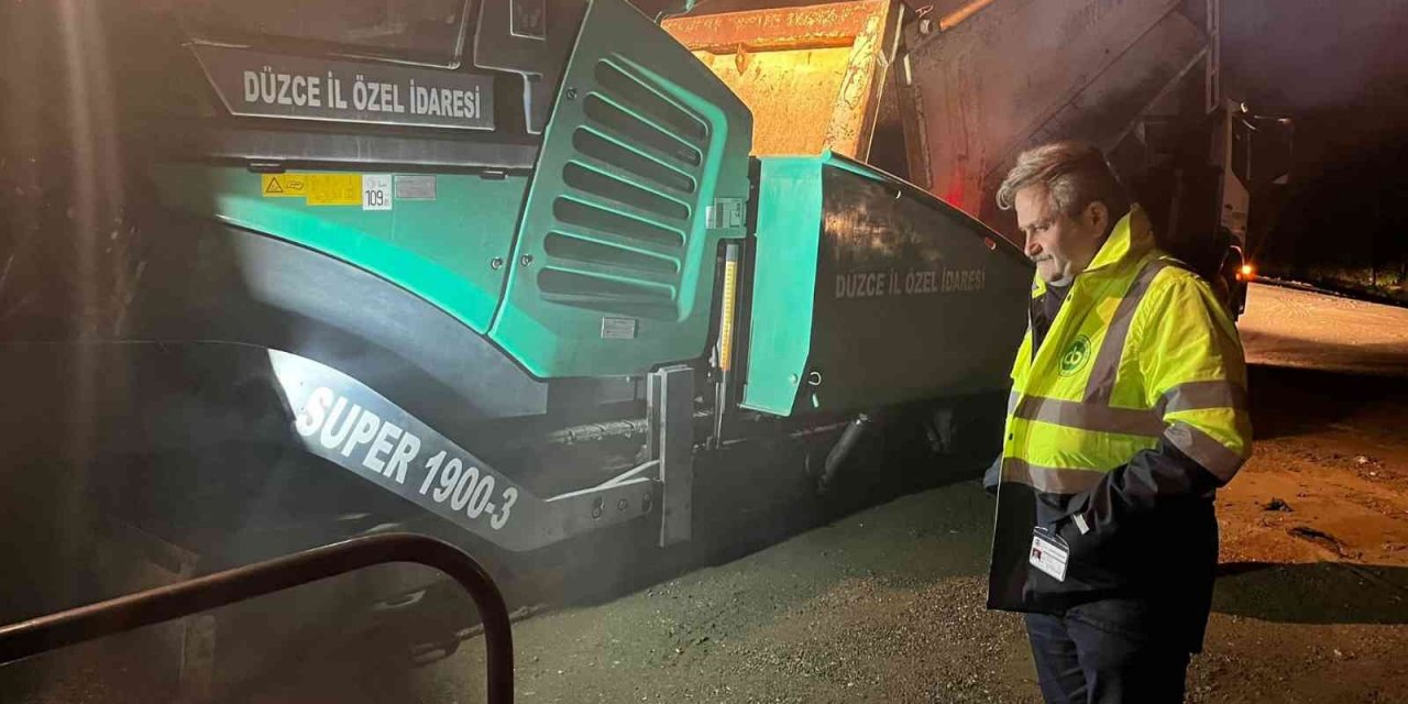 Cumayeri Belediyesi gece gündüz asfalt seriliyor