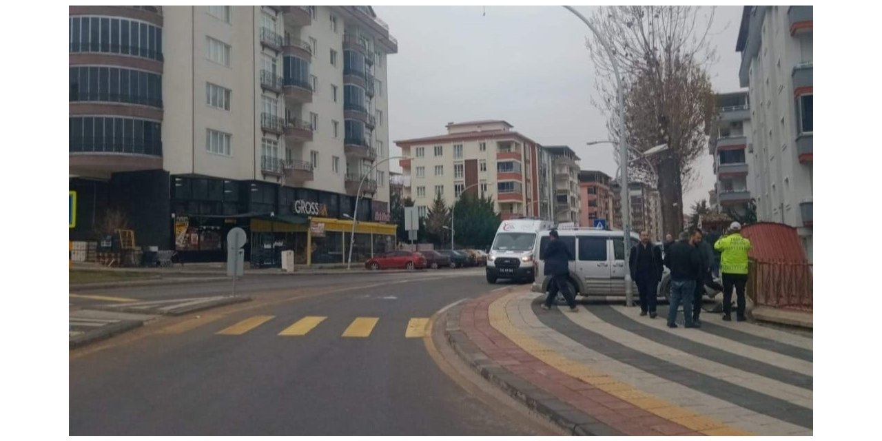 Hafif ticari araç istinat duvarına çaptı: 1 yaralı